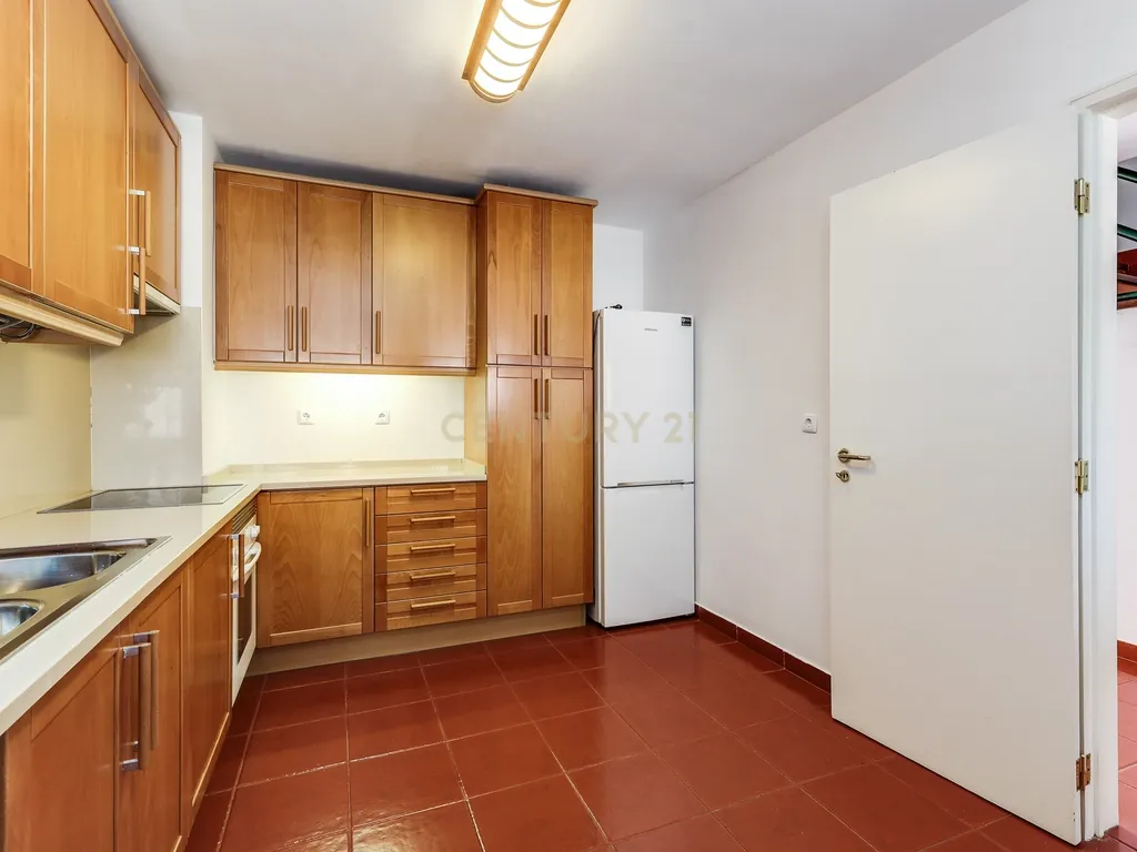 Apartamento T4 Duplex no coração de Telheiras - Image 4