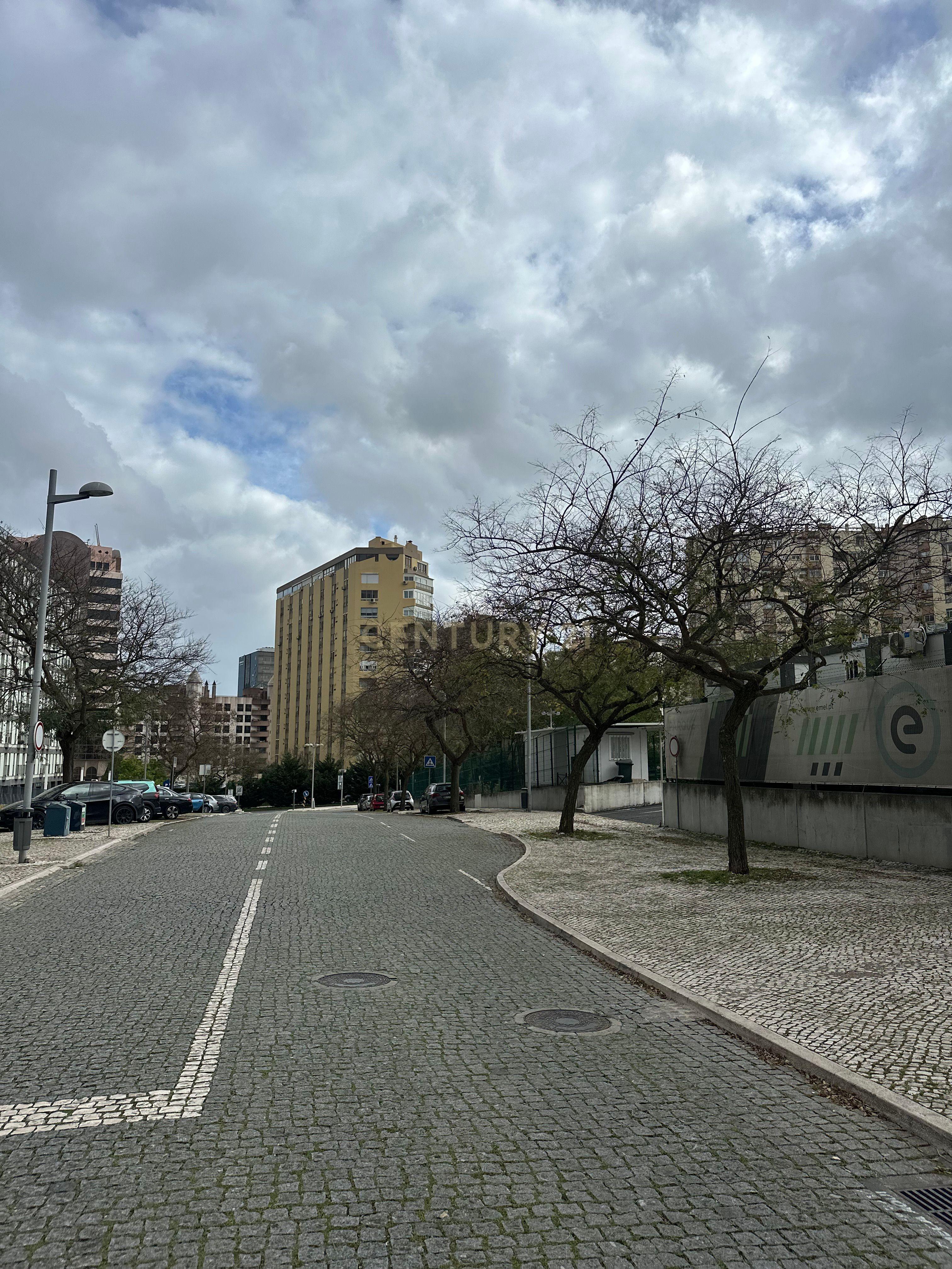 Apartamento T2 com 118m2 para venda nas Avenidas Novas com uma excelente localização proximo da estação de Entrecampos e da Cidade Universitária. - Image 44