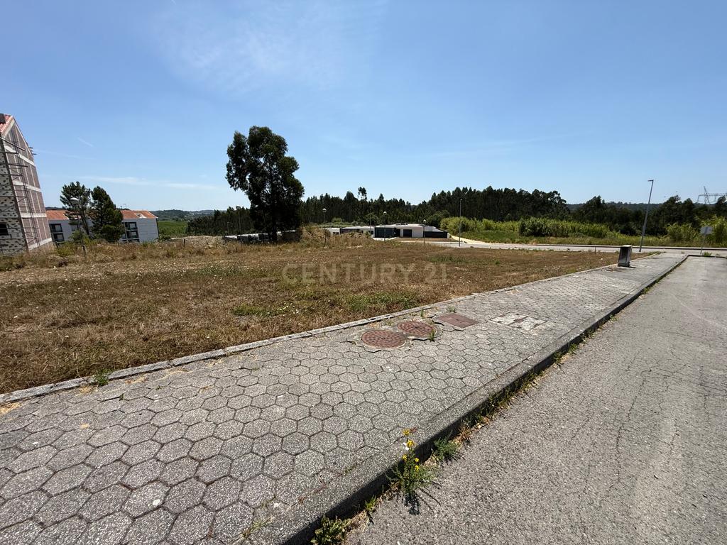 Lote Urbano para Construção de Apartamentos em Oliveira do Bairro - Image 1