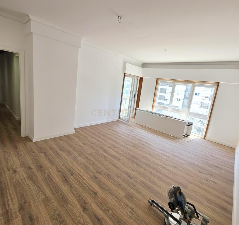 Apartamento Renovado em Algés, Oeiras - 2 Quartos e 2 WC - Image 14