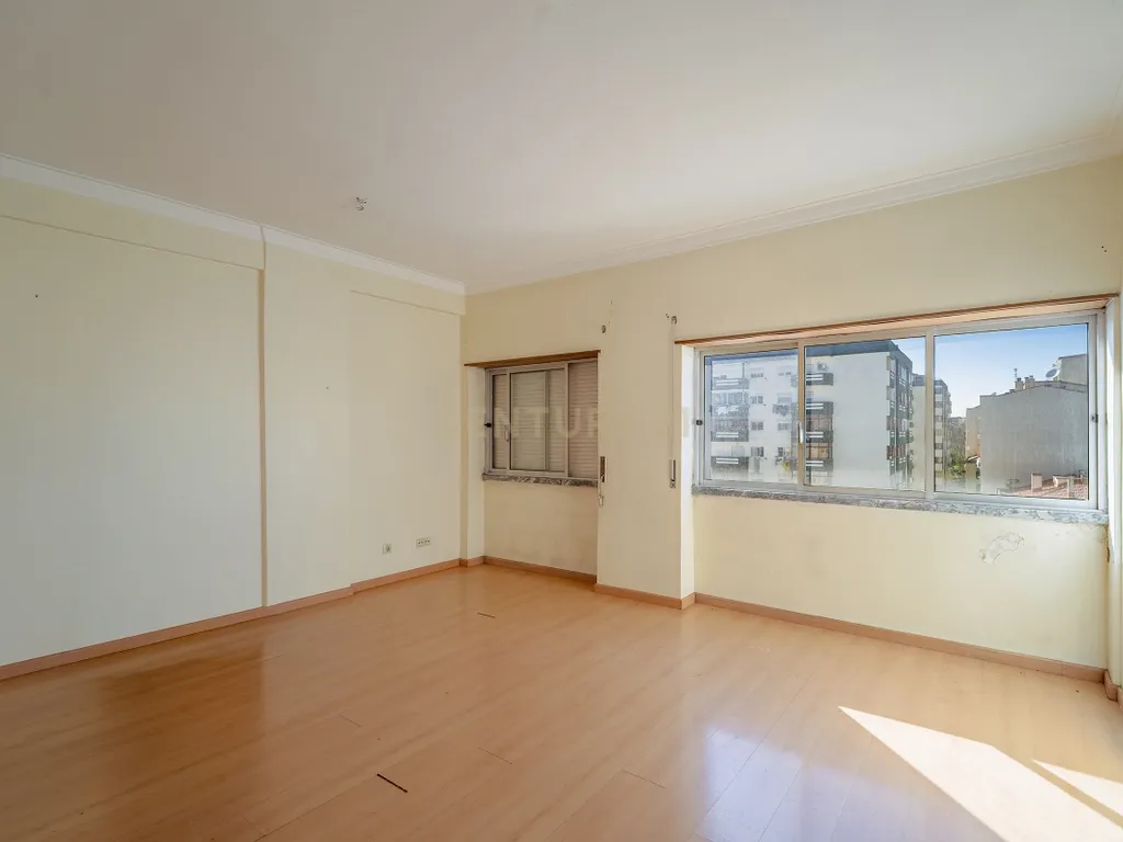 Apartamento T2 em Amora, Seixal - Oportunidade Única! - Image 4