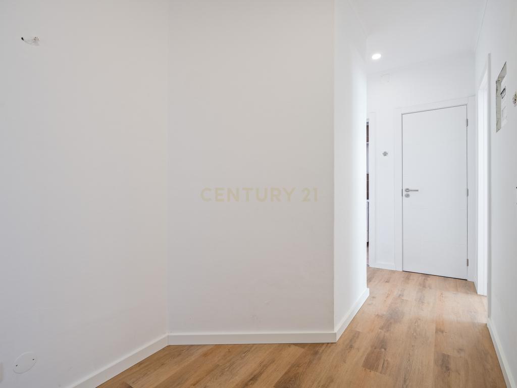 NÃO PERCA ESTA GRANDE OPORTUNIDADE! FANTÁSTICO APARTAMENTO T2 ESPAÇOSO TOTALMENTE REMODELADO MUITO BEM LOCALIZADO PRÓXIMO DE TODAS AS COMODIDADES E SERVIÇOS NO CENTRO DE PORTIMÃO E A POUCOS MINUTOS DAS PRAIAS! - Image 10