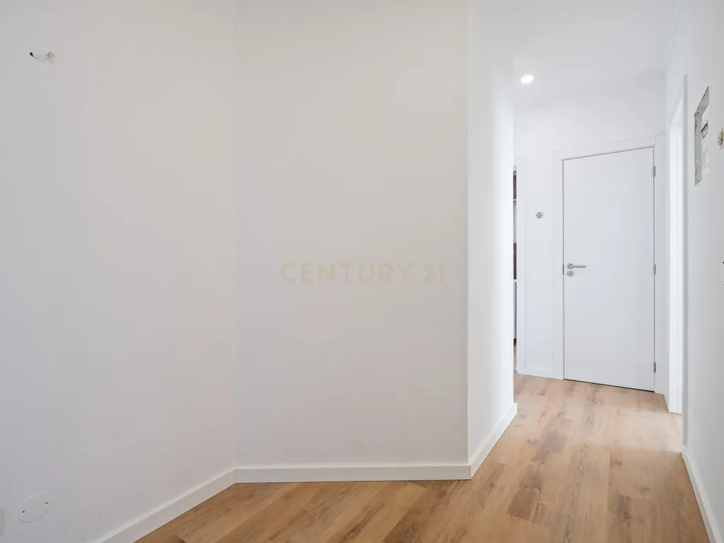 NÃO PERCA ESTA GRANDE OPORTUNIDADE! FANTÁSTICO APARTAMENTO T2 ESPAÇOSO TOTALMENTE REMODELADO MUITO BEM LOCALIZADO PRÓXIMO DE TODAS AS COMODIDADES E SERVIÇOS NO CENTRO DE PORTIMÃO E A POUCOS MINUTOS DAS PRAIAS! - Image 10