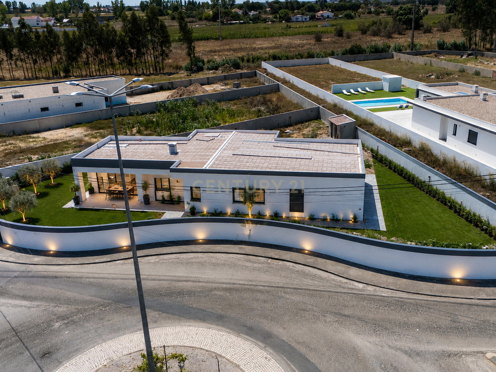MORADIA T3 COM PISCINA E VISTA CAMPO - Image 2