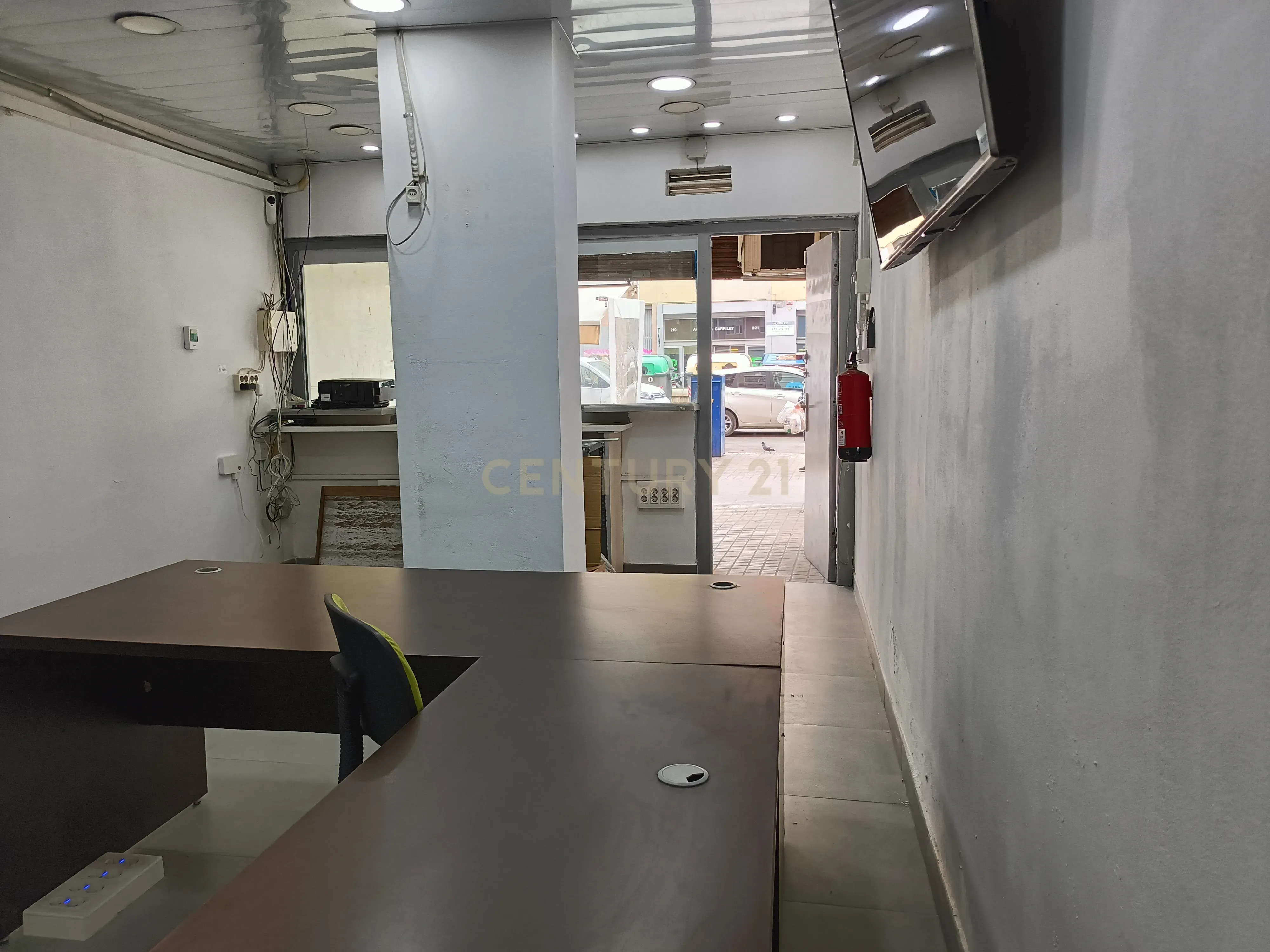 Local Comercial em Barcelona com Acessibilidade e Potencial - Image 9