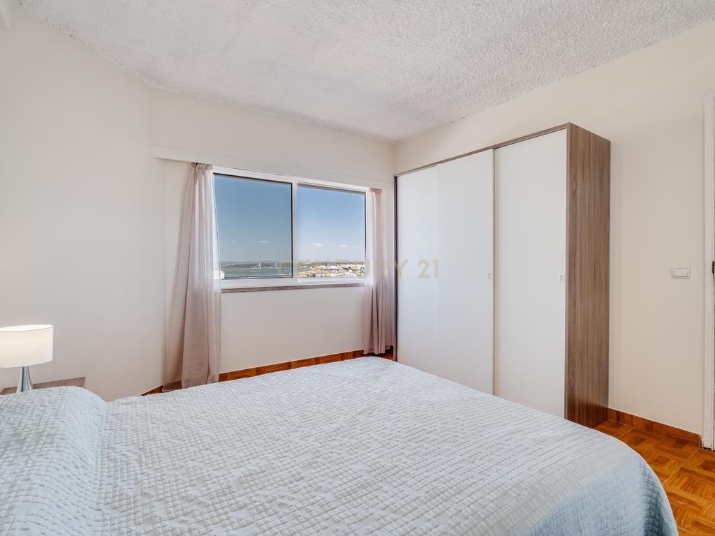 T1 Remodelado com Vista Panorâmica sobre o Rio, Cidade e Serra | Portimão - Image 7