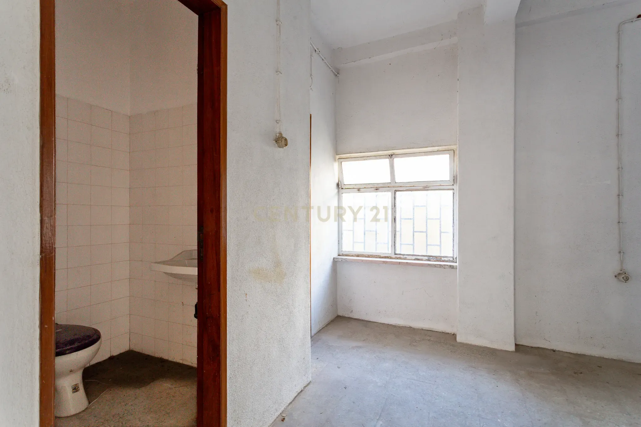 Fotografia 12 de Loja com 61 m² no Bairro do Miratejo – Catujal