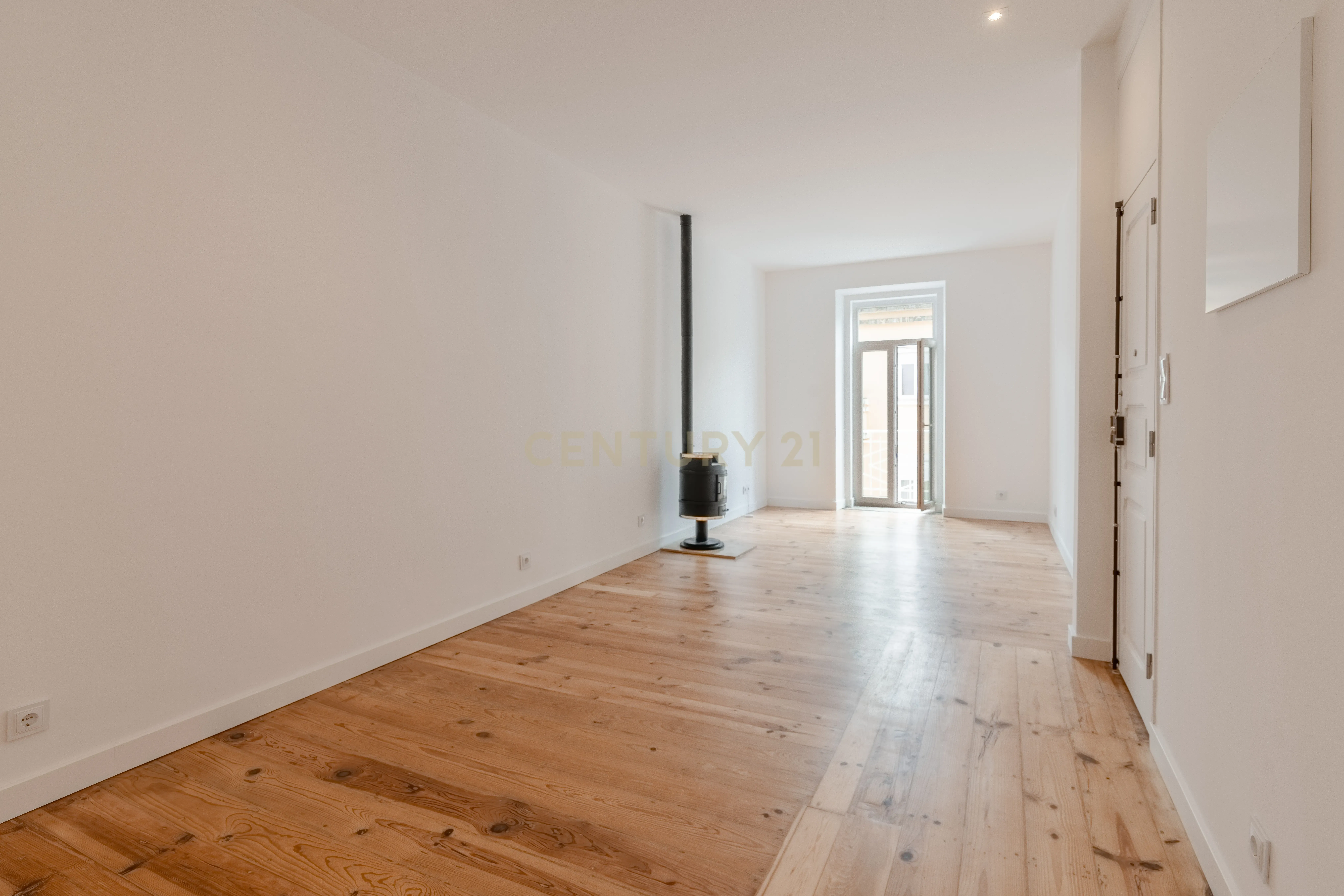T1 Totalmente Remodelado em Campo de Ourique – Vista Deslumbrante e Charme Contemporâneo - Image 3