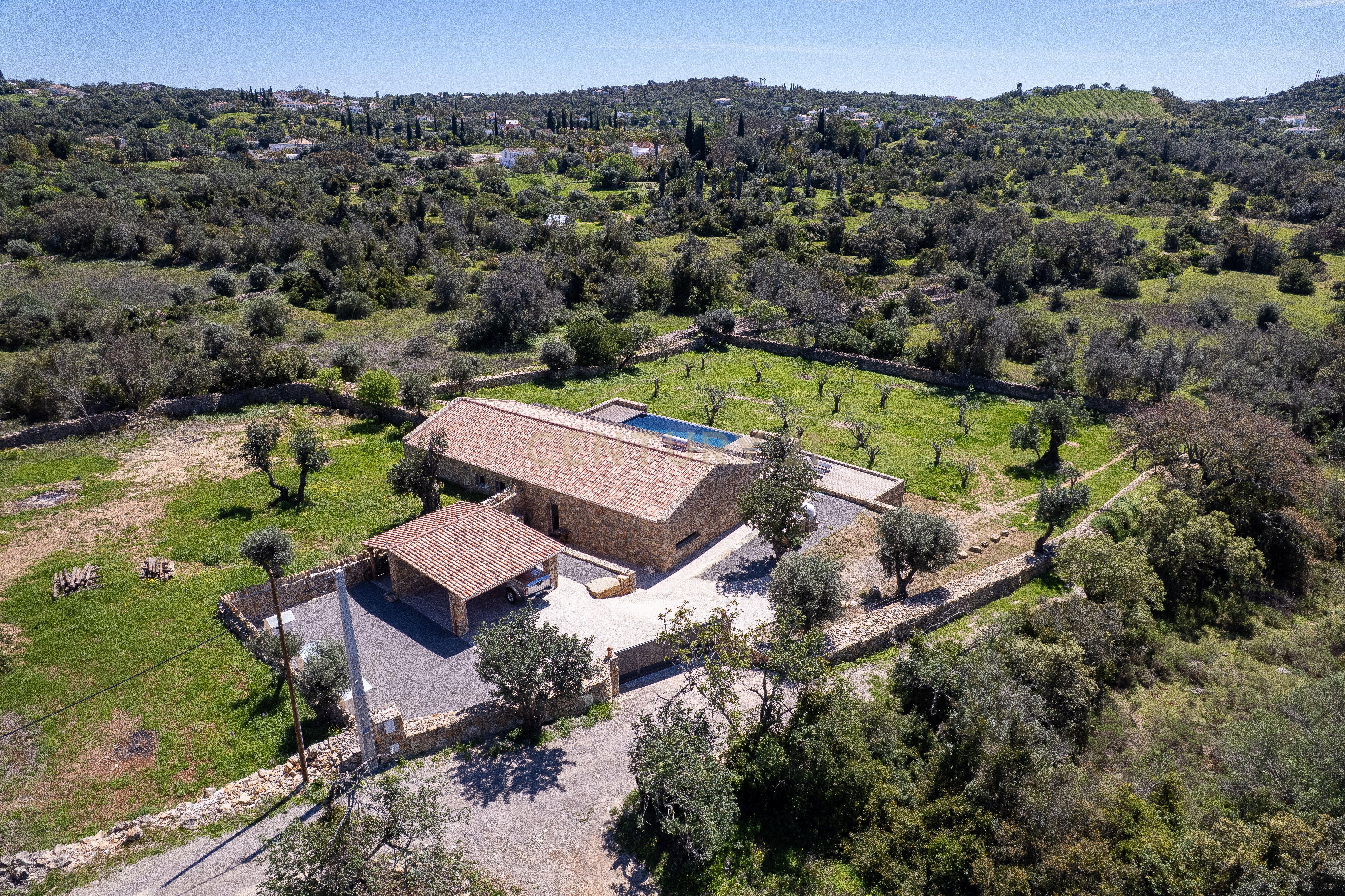 Fotografia 4 de Moradia T3 Térrea de Luxo com Piscina Infinita, Privacidade Total e Ambiente de Campo