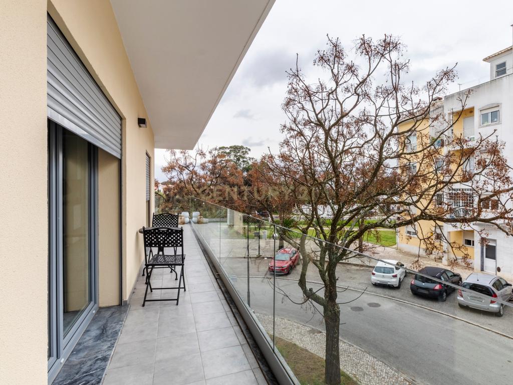 T2 Semi-Novo (2023) | Terraço/Varanda em U de 60 m² | Parqueamento + Arrecadação | Elevador | Quinta da Várzea, Sobreda (Almada) - Image 14
