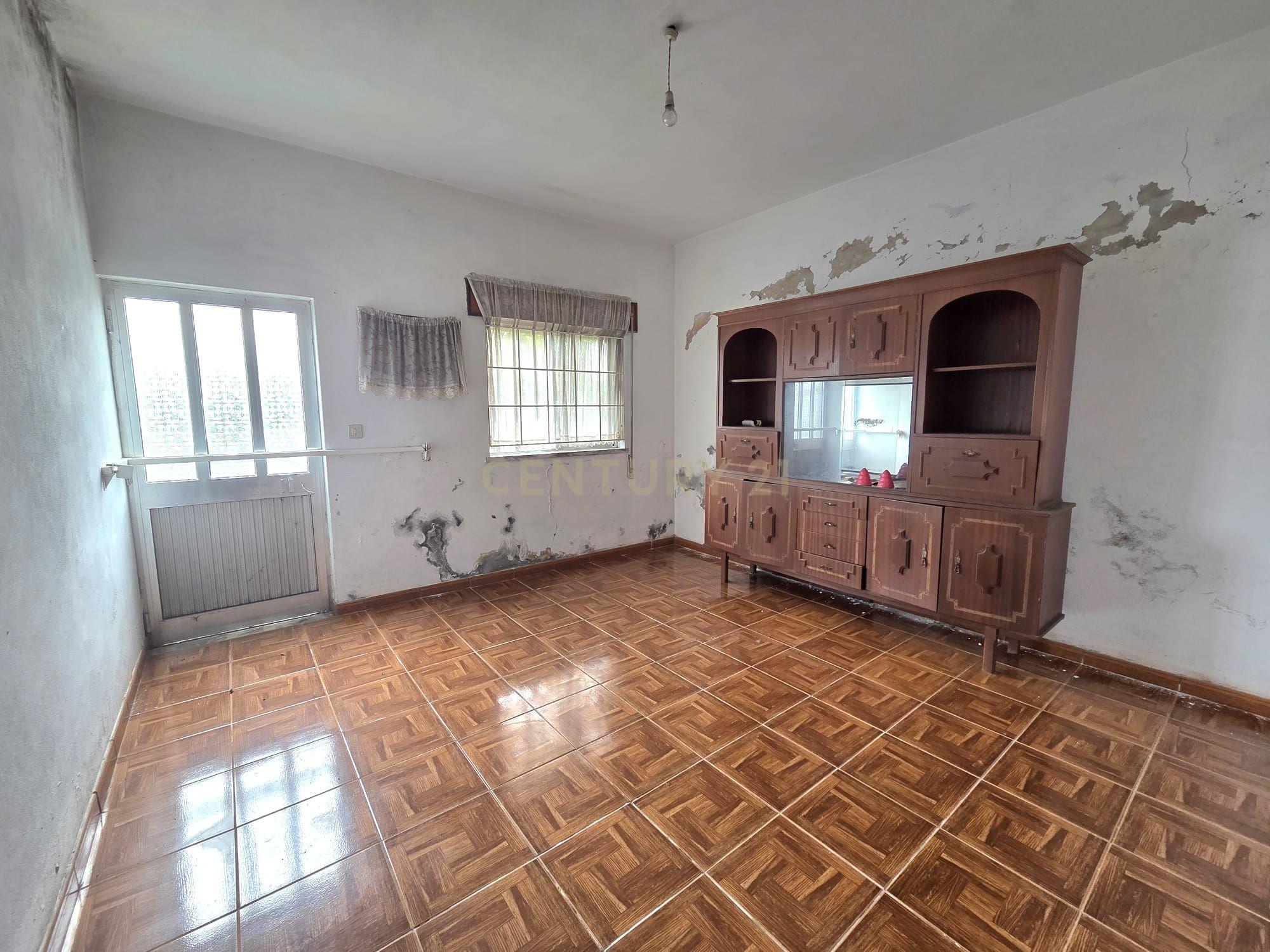 Fotografia 6 de Moradia T2 Térrea com Potencial para T3 | Terreno com Cerca de 1.000 m² | Próxima do Centro do Louriçal