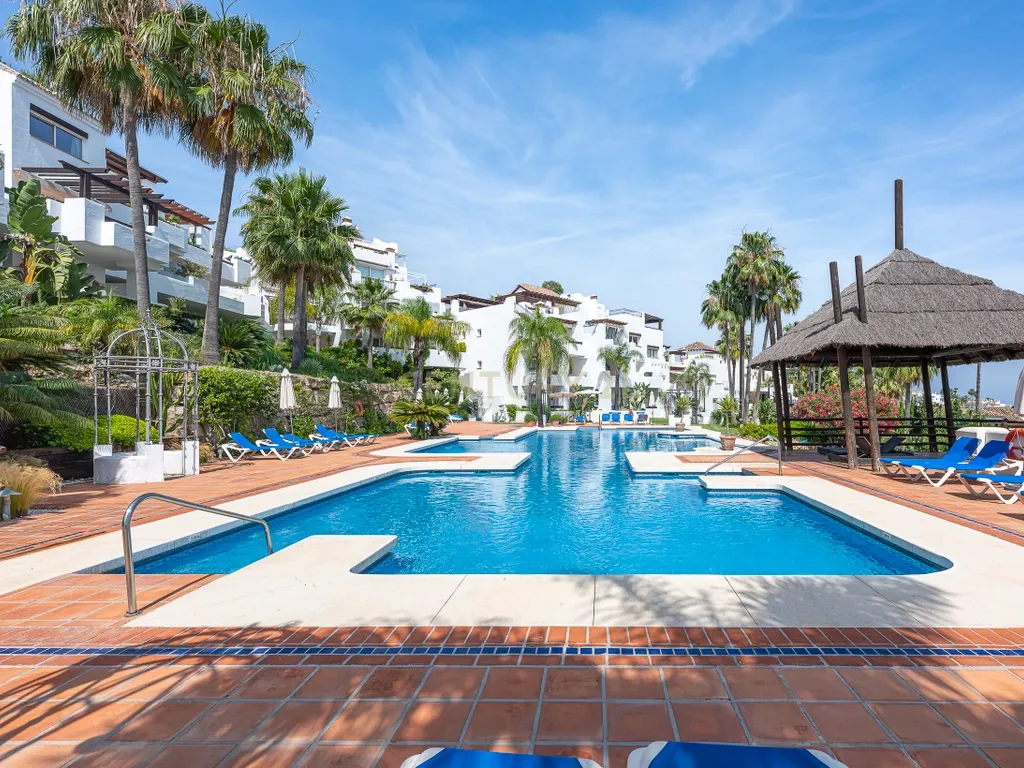 Encantador apartamento de 3 quartos no piso térreo elevado com vista para o mar e para o jardim – Nueva Andalucía. - Image 23