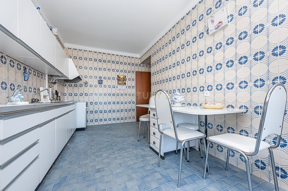Apartamento T3 em bom estado de conservação com áreas generosas, S. Sebastião, Setúbal - Image 6