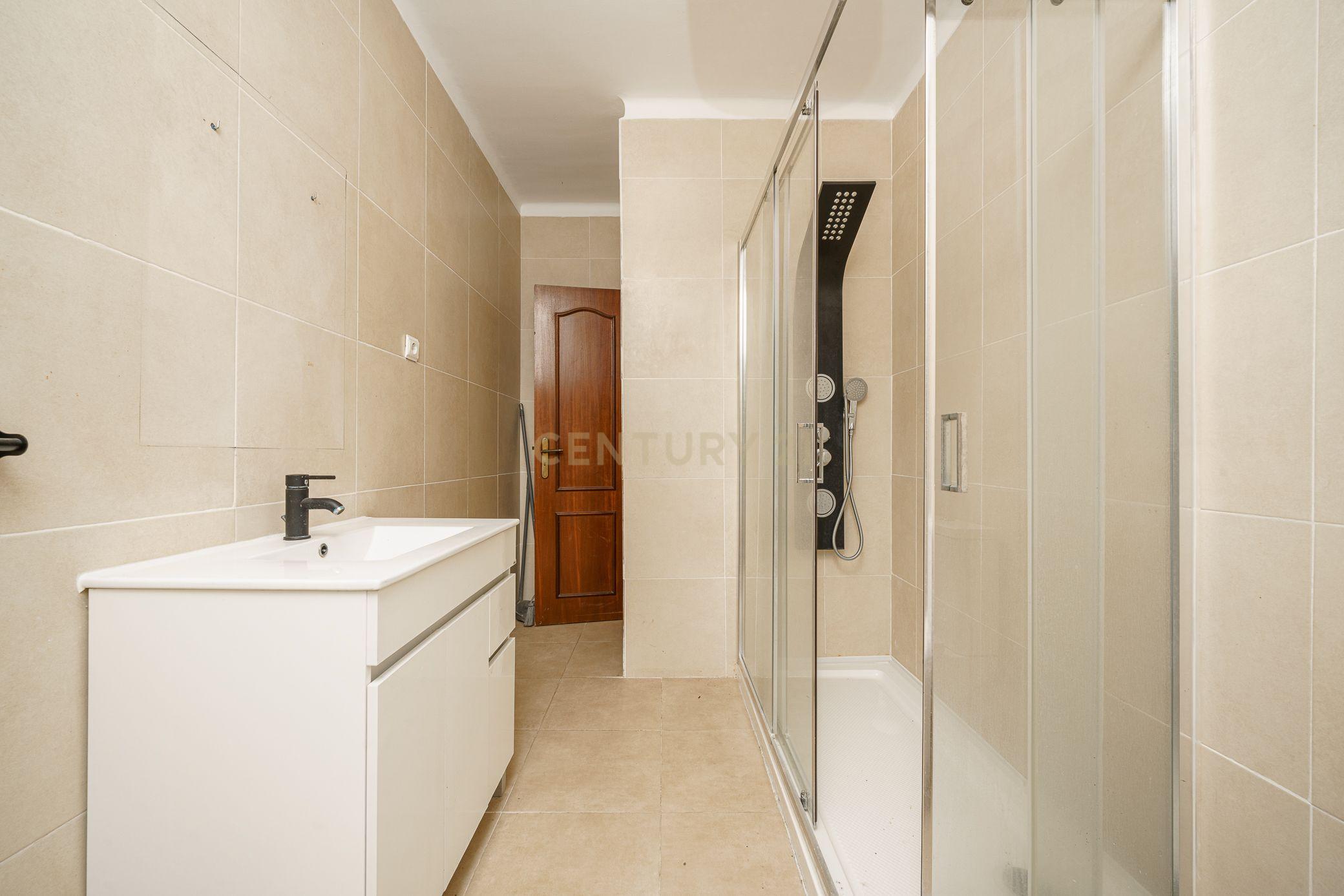 Apartamento T2 com Parqueamento, Varandas e Lareira - Perto do Centro da Cidade - Image 21
