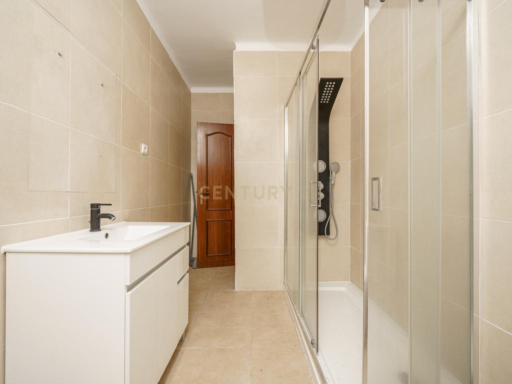 Apartamento T2 com Parqueamento, Varandas e Lareira - Perto do Centro da Cidade - Image 21