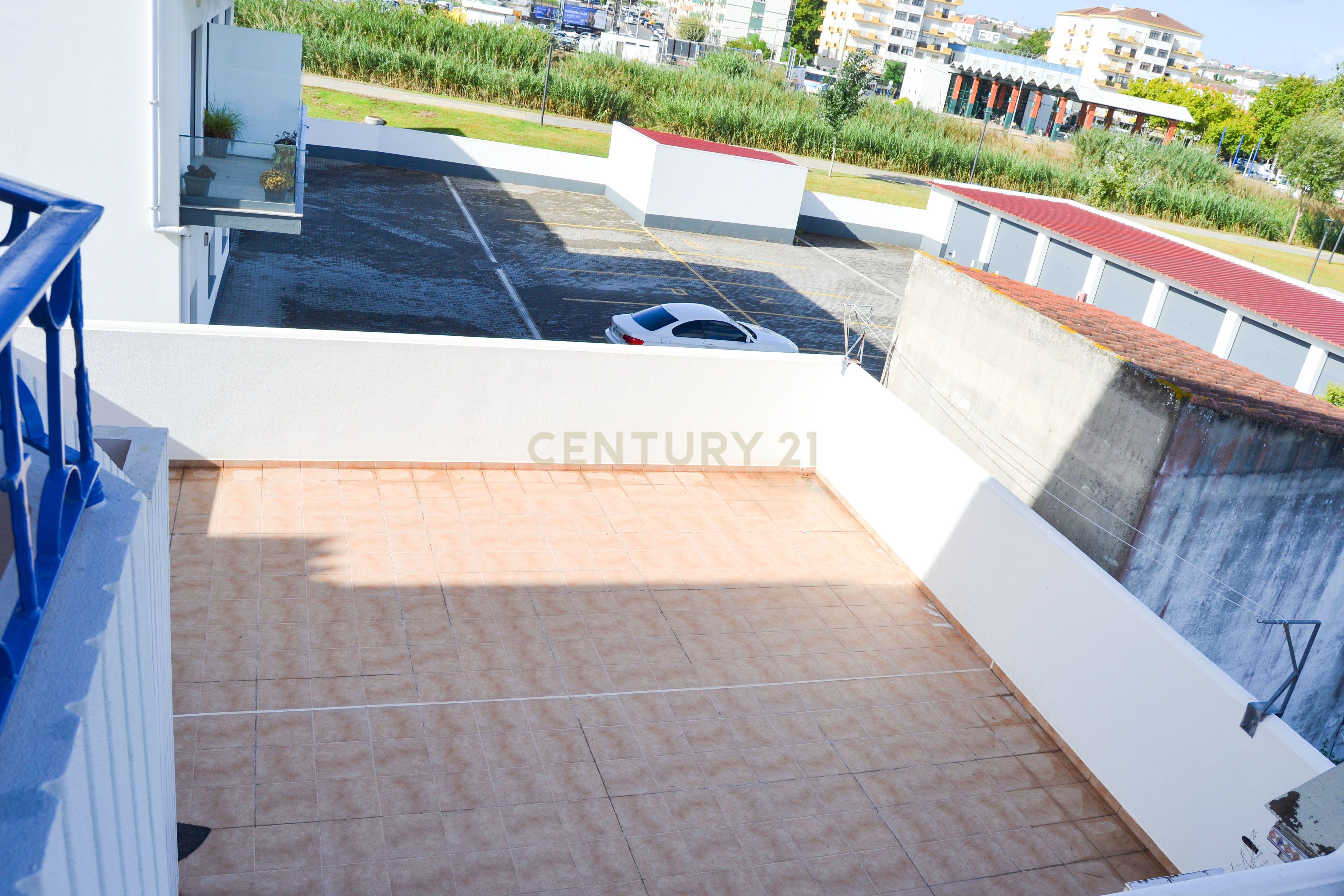 Fotografia 9 de Apartamento T3 Duplex com Terraço e Garagem na Lourinhã