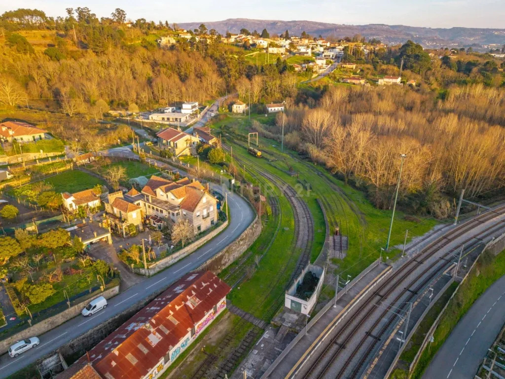 Moradia V5 com Grande Terreno Urbano junto à Estação de Livração – Marco de Canaveses - Image 5