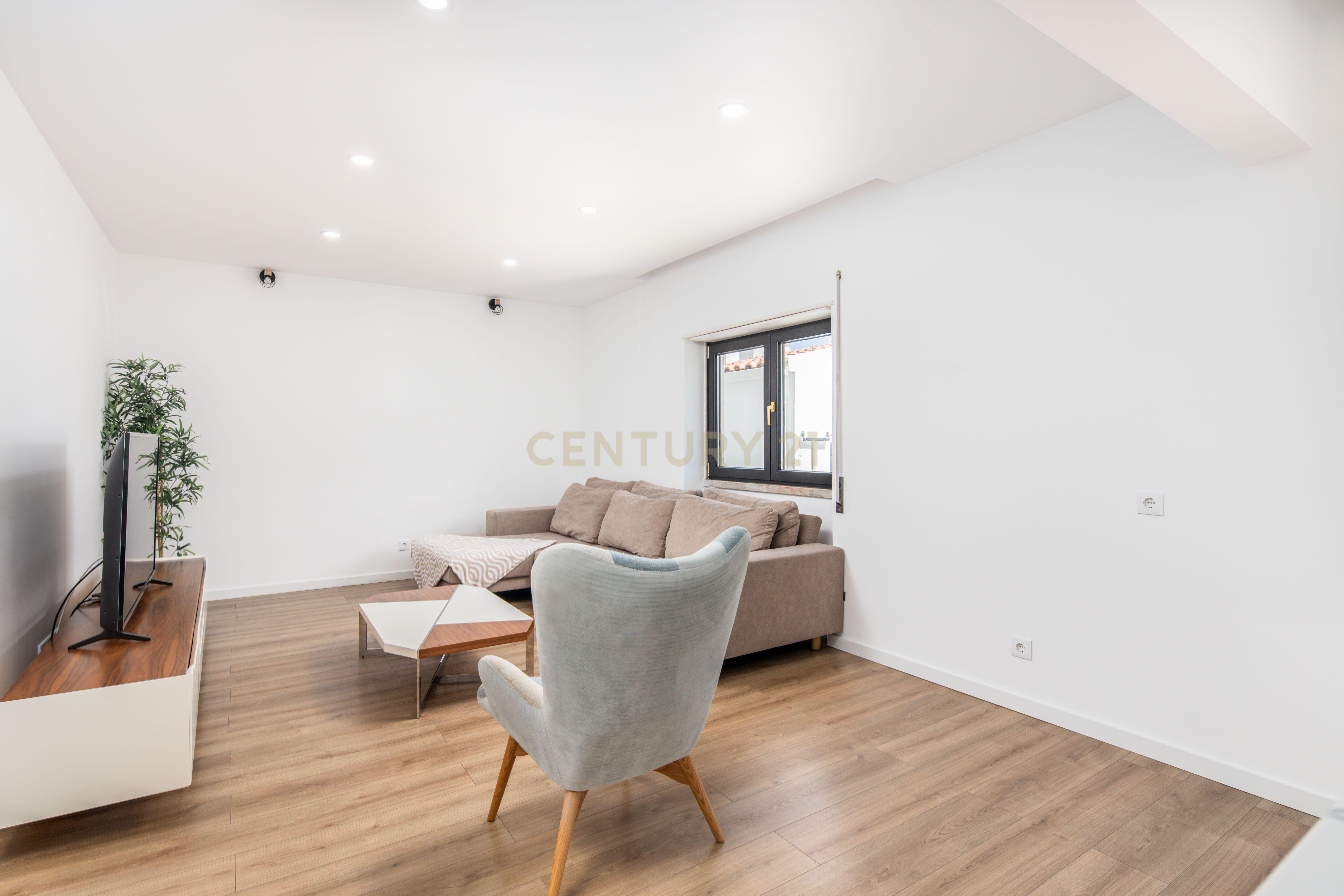 Fotografia 8 de Moradia T4 com Anexo | Garagem Independente | 221 m² de Construção | 10 minutos da praia | Quintinhas | Charneca de Caparica