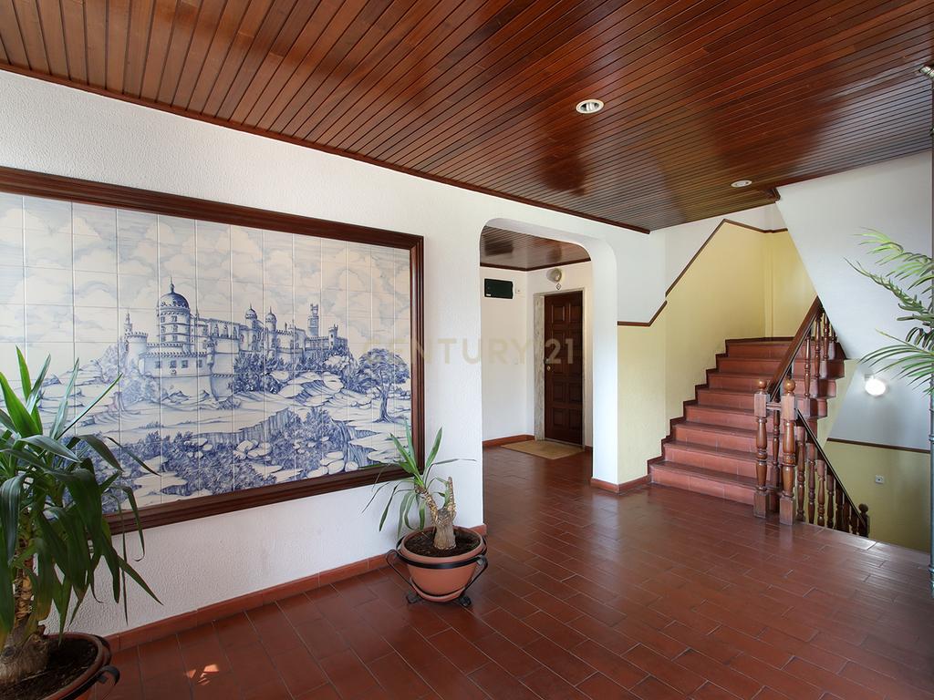Apartamento T3 com vista p/ Serra Sintra e parqueamento em Rio de Mouro, Sintra - Image 22