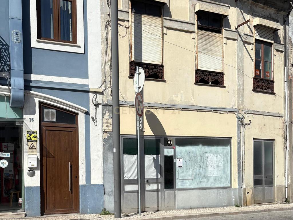 Prédio em Localização Privilegiada  - Image 1
