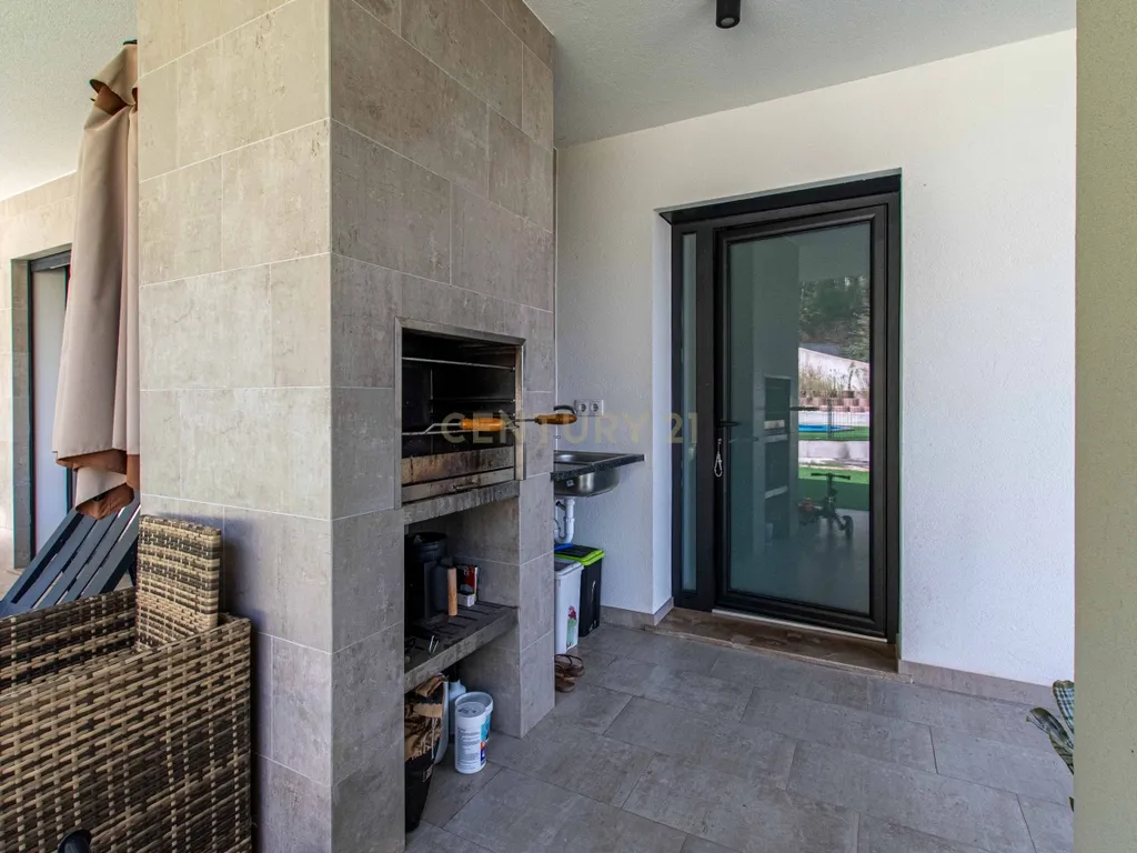 Moradia T4 semi-nova com Piscina, Garagem + Parcela de Terreno Rústico e Vista Serra | Salgueiro, Pombal - Image 12