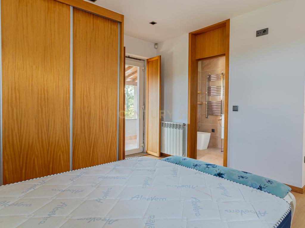 T5 com 3 Suites e Terreno com Rio | Natureza, Espaço e Conforto - Image 21