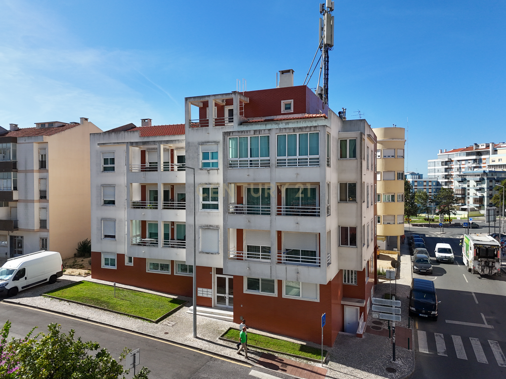 Apartamento T3 com 2 varandas, suíte e garagem no Cacém - Image 21