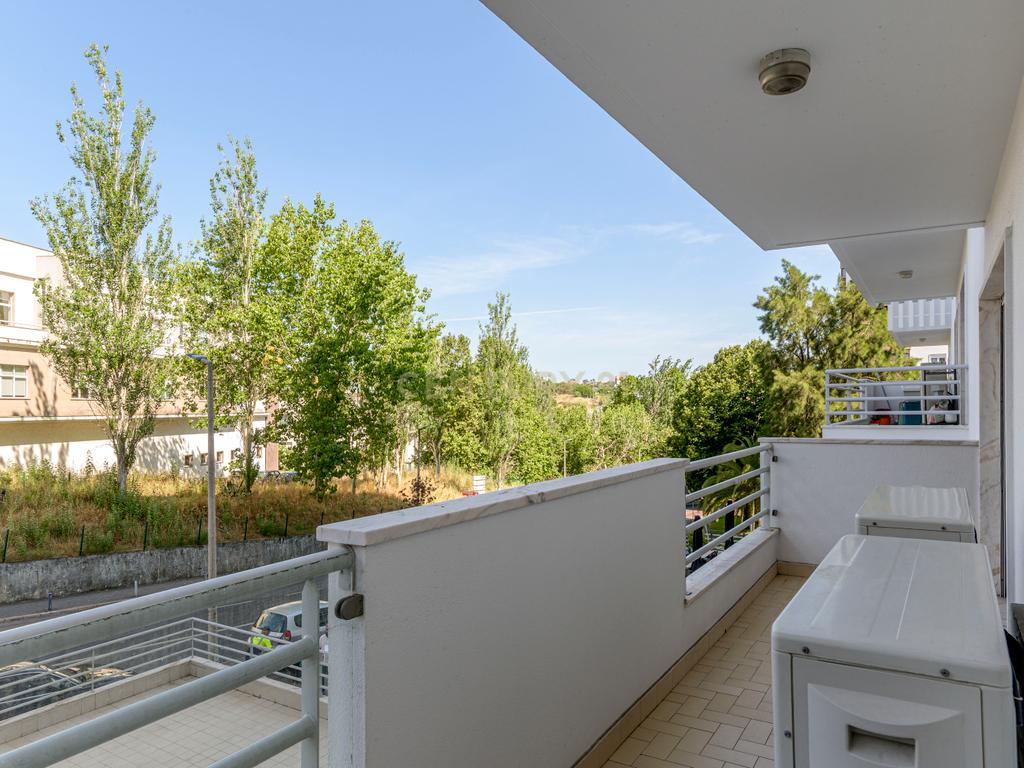 Apartamento T4 em Alfragide com Vista e Excelentes Acabamentos - Image 9