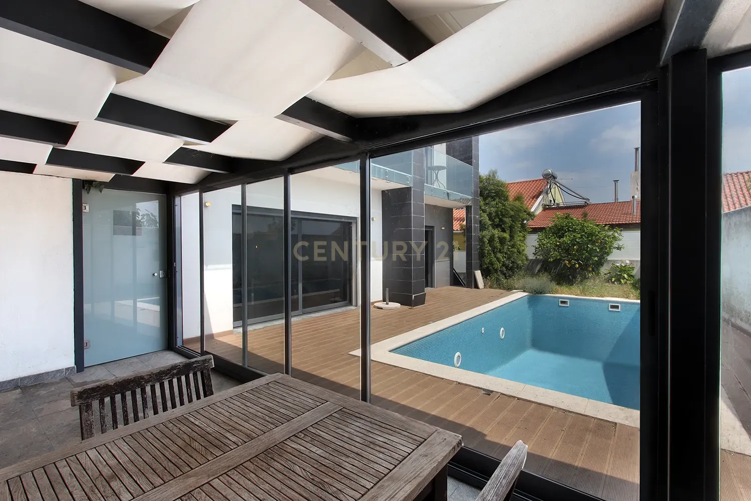 Fotografia 5 de Moradia Isolada T4 Moderna com Piscina Privada, Jardim e Garagem Ampla na Pontinha