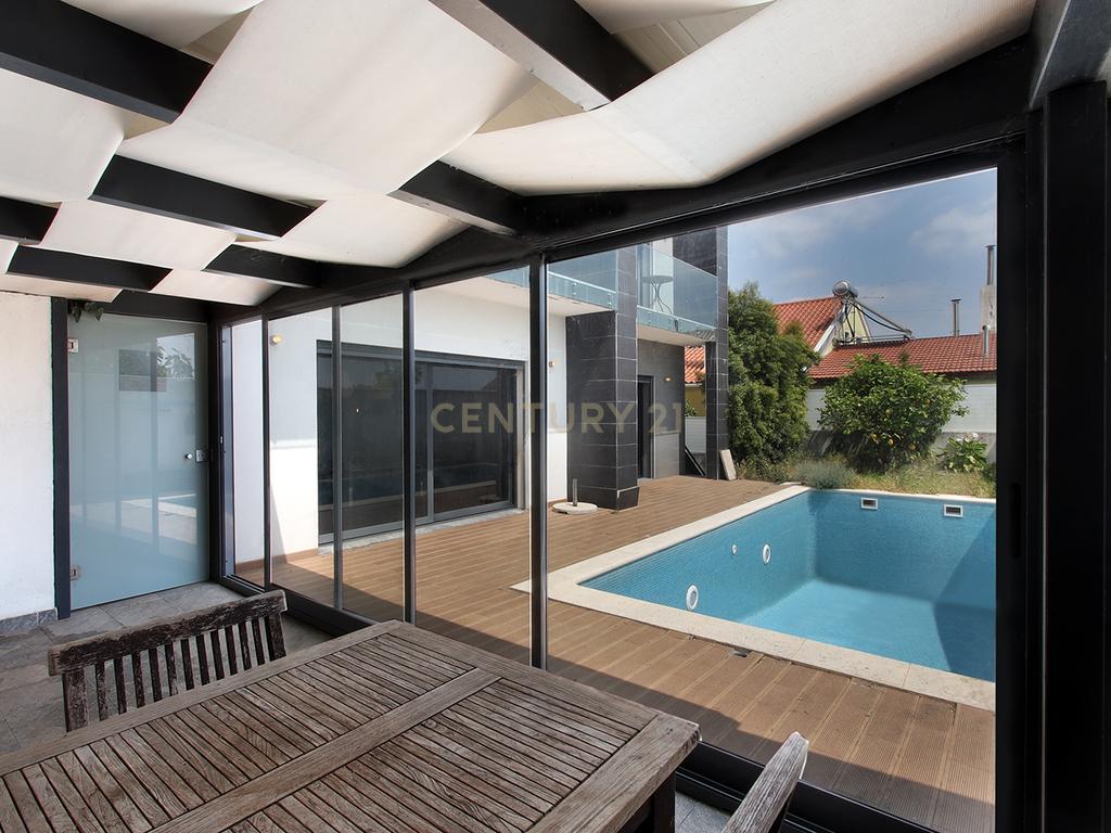 Moradia Isolada T4 Moderna com Piscina Privada, Jardim e Garagem Ampla na Pontinha - Image 5