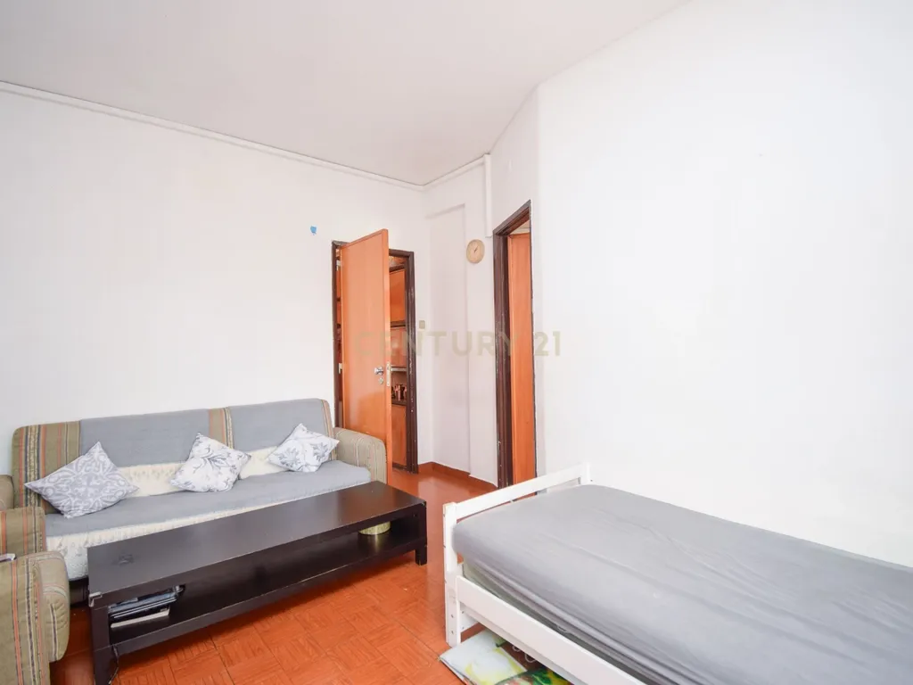 Apartamento T2 em zona central, inserido em prédio com 2 elevadores - Image 2