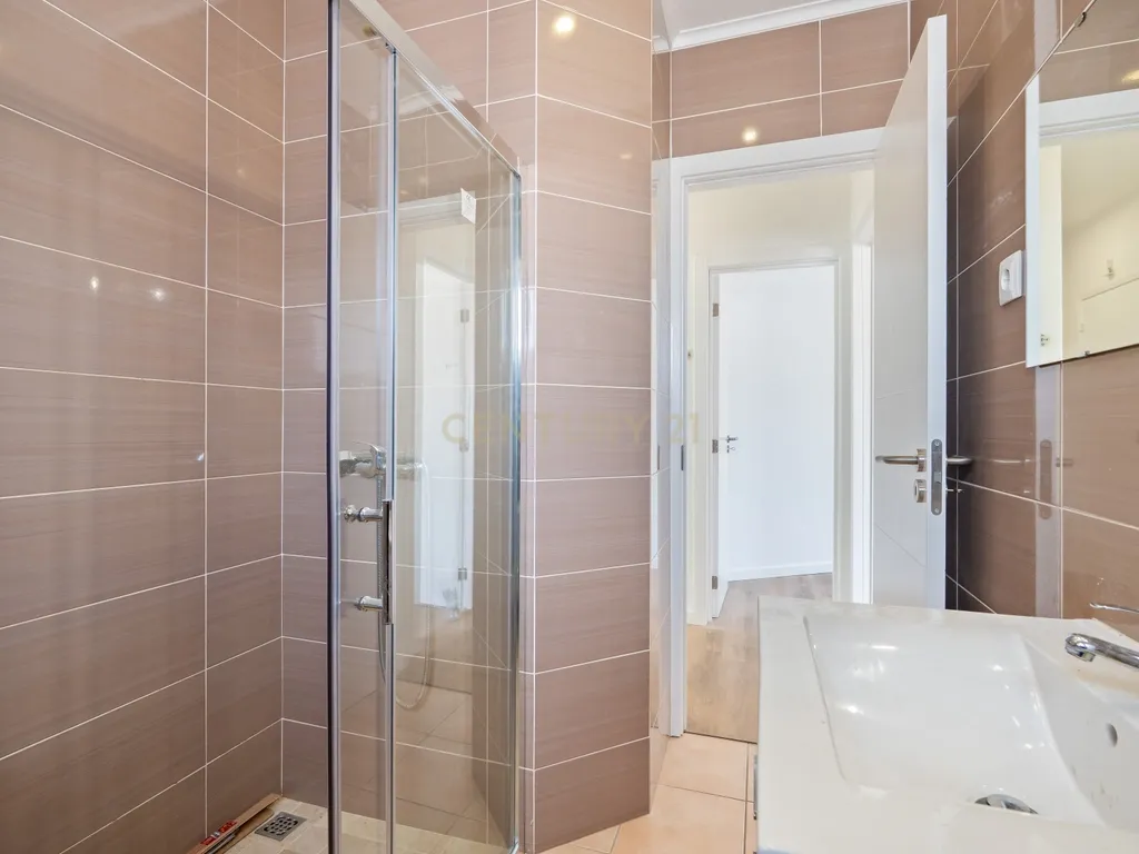 NÃO PERCA ESTA GRANDE OPORTUNIDADE! FANTÁSTICO APARTAMENTO T2 ESPAÇOSO TOTALMENTE REMODELADO MUITO BEM LOCALIZADO PRÓXIMO DE TODAS AS COMODIDADES E SERVIÇOS NO CENTRO DE PORTIMÃO E A POUCOS MINUTOS DAS PRAIAS! - Image 16