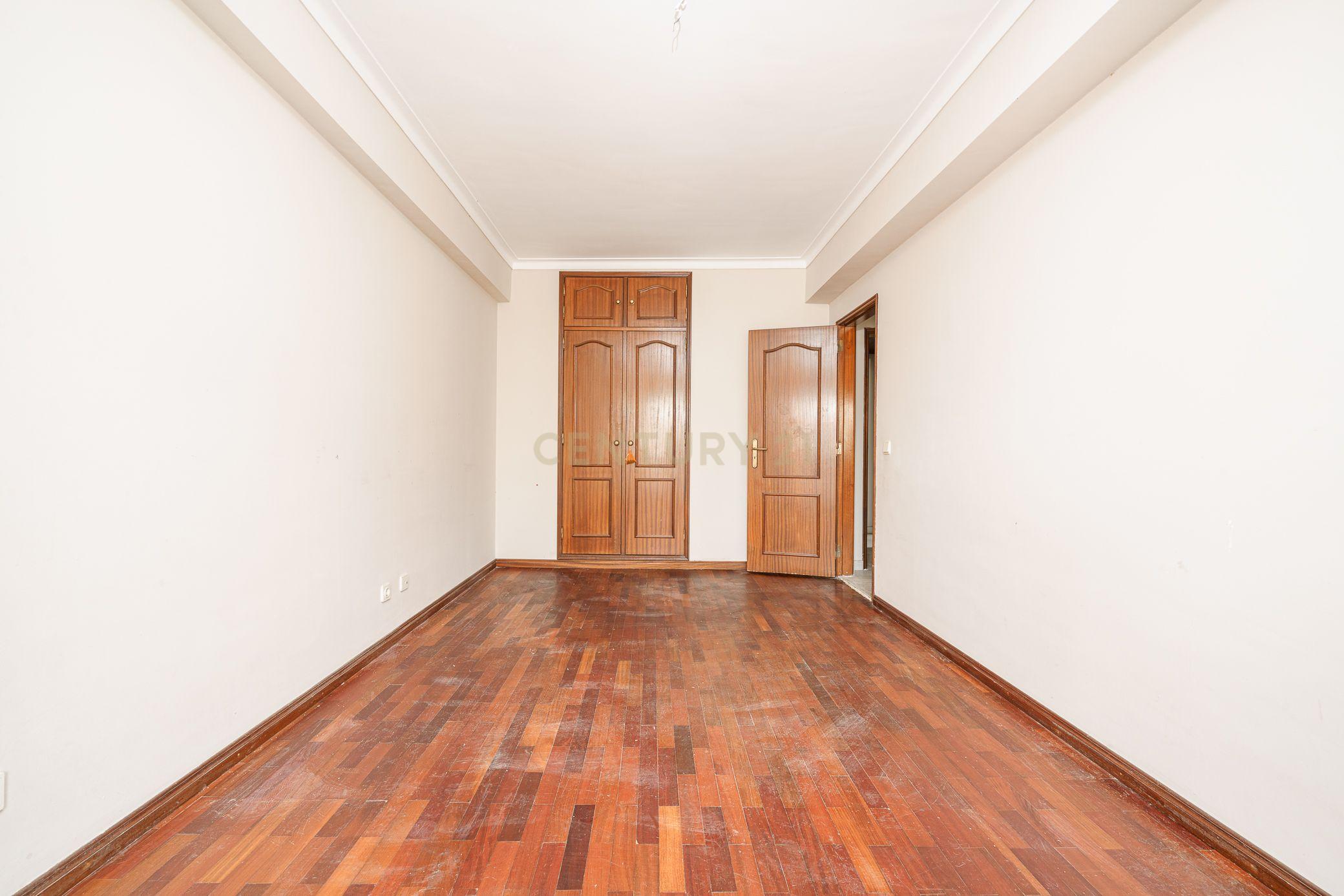 Apartamento T2 com Parqueamento, Varandas e Lareira - Perto do Centro da Cidade - Image 14
