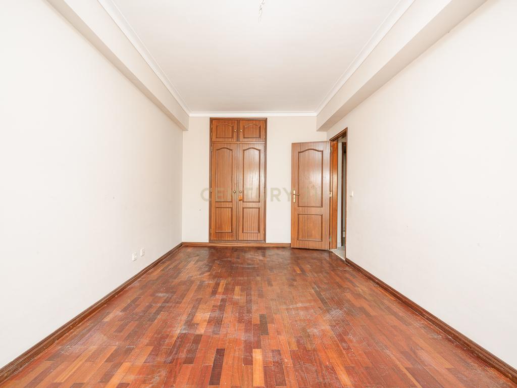 Apartamento T2 com Parqueamento, Varandas e Lareira - Perto do Centro da Cidade - Image 14