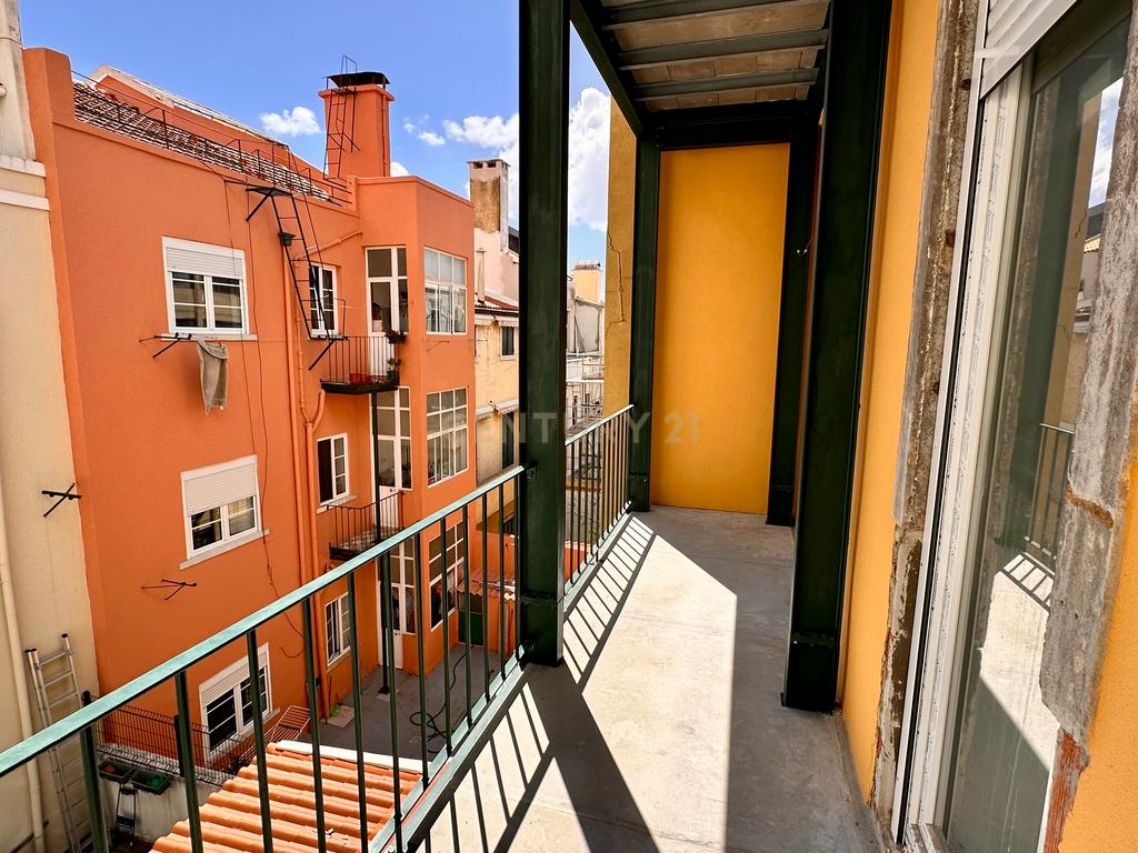 Venda T3 na Estrela - APARTAMENTO INTEGRALMENTE REMODELADO COM VARANDA GENEROSA - Image 26