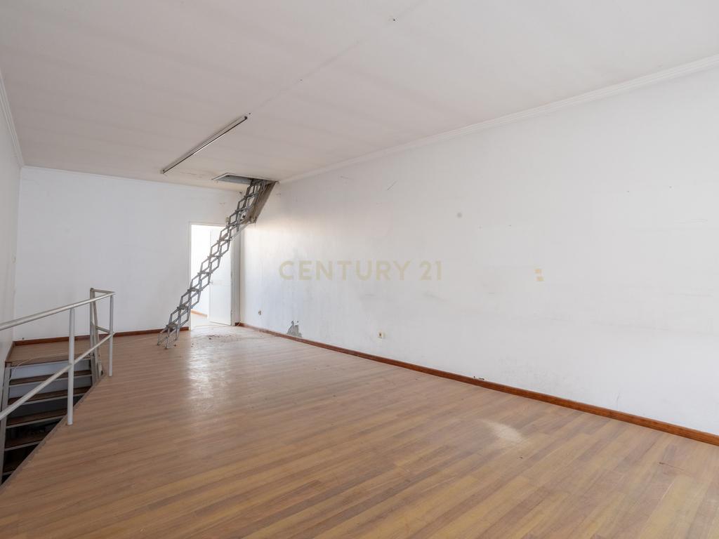 Prédio no centro do Montijo - Image 11