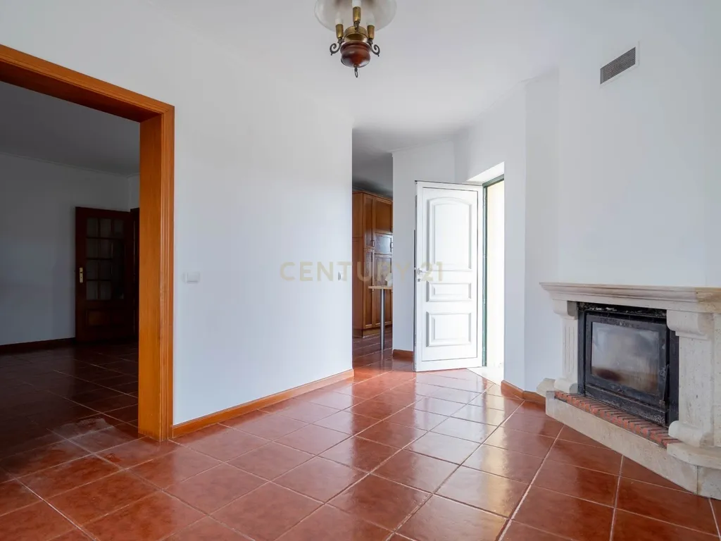 Moradia T5 - C/ terreno - Excelente estado - Image 12