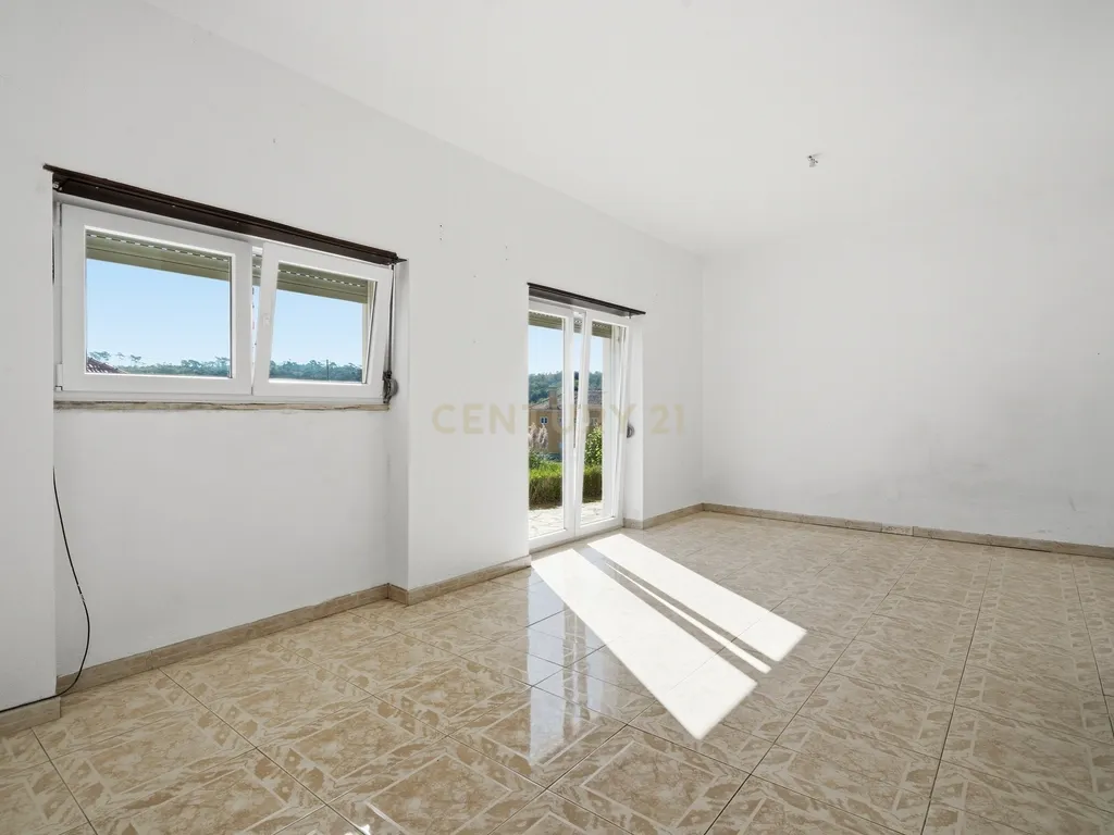 Moradia T7 de dois pisos com garagem, jardim e anexos | Terreno 894 m² na Paz em Mafra - Image 30