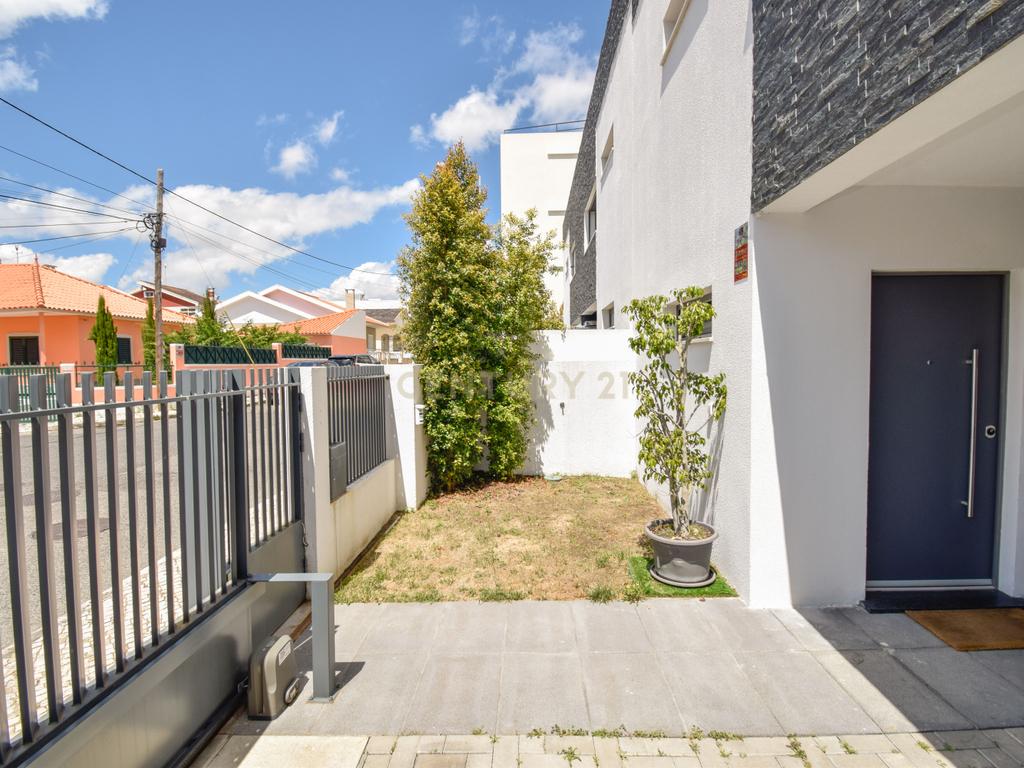 Moradia geminada T3+1 semi-nova (2023), com jardim e estacionamento privado na Rebelva (Carcavelos).  - Image 7