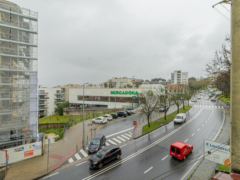 Apartamento T1 em Braga, na União das freguesias de Maximinos, Sé e Cividade em Braga para recuperar - Oportunidade Única! - Image 1