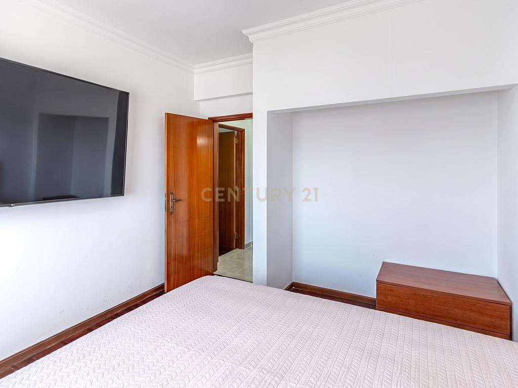 Apartamento T2 Vale de Flores - Image 9