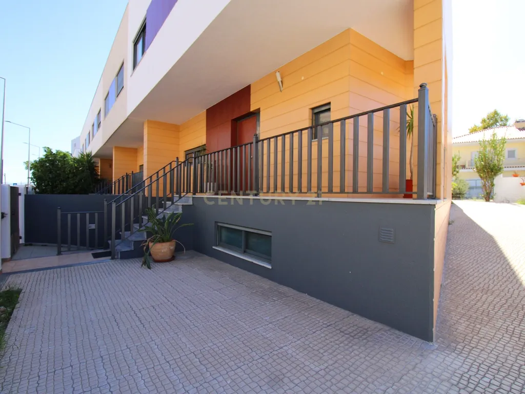Moradia Contemporânea V3+1 Seixal - Image 7