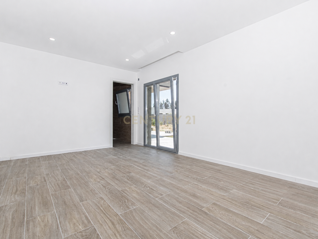 MORADIA T3 COM PISCINA E VISTA CAMPO - Image 17