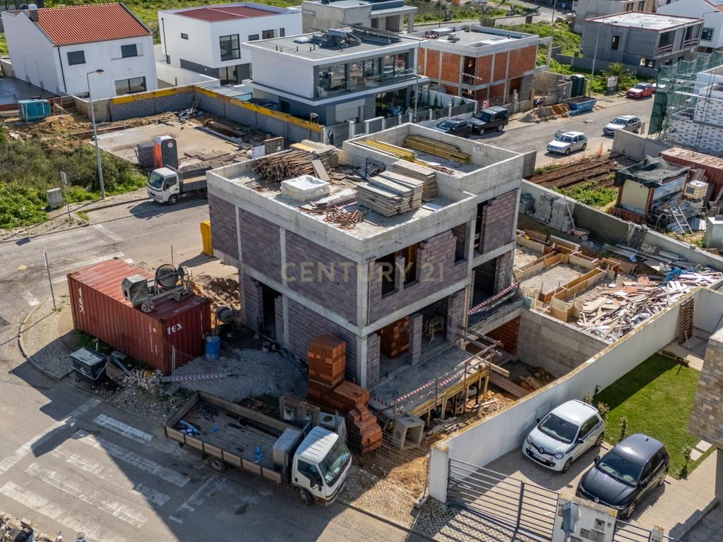 Moradia T4 contemporânea NOVA com 3 pisos em Trajouce, São Domingos de Rana, Cascais - Image 4