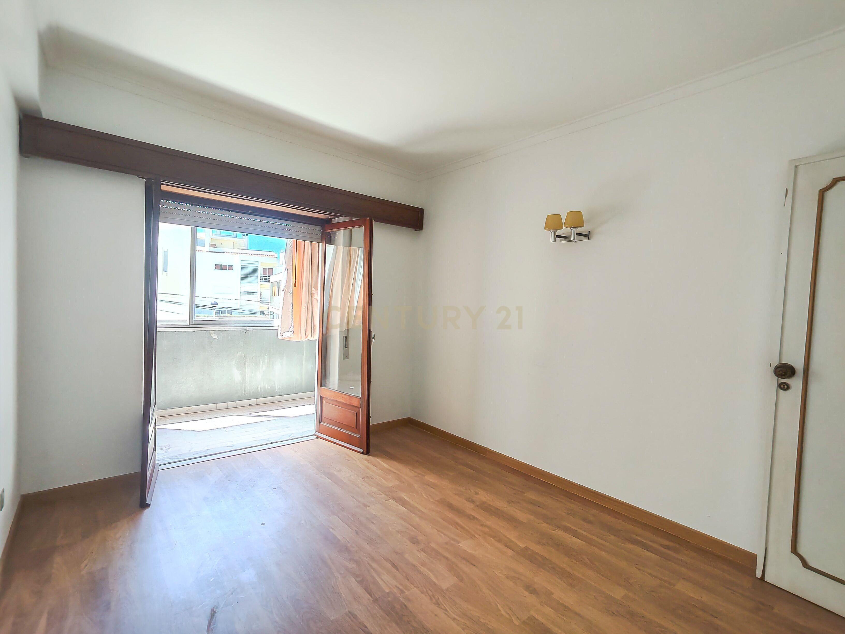 Fotografia 4 de Apartamento T1 na Parede a menos de 200 metros da praia
