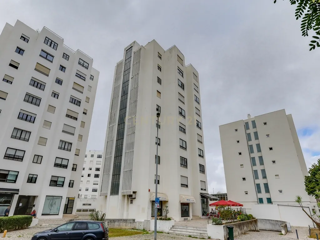 Apartamento T3 com lugar de garagem e arrecadação, situado em Benfica. - Image 18