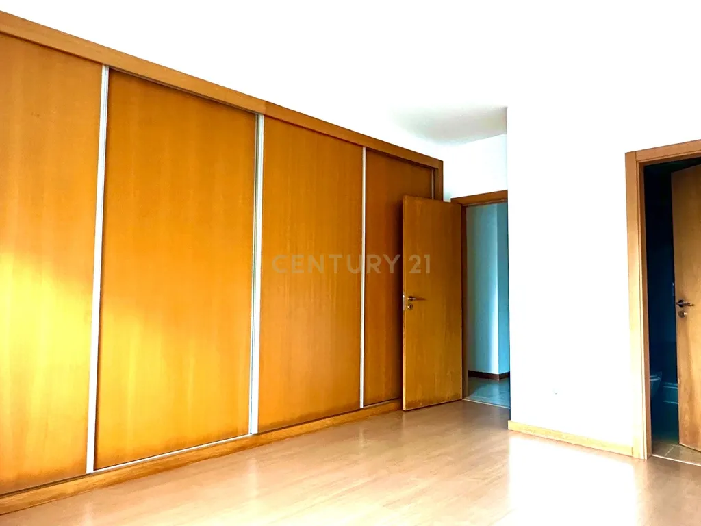 Apartamento T4 com Terraço, Varandas, Garagem e Lugar de Estacionamento, na Vila Serena, Pinhal Novo - Image 14