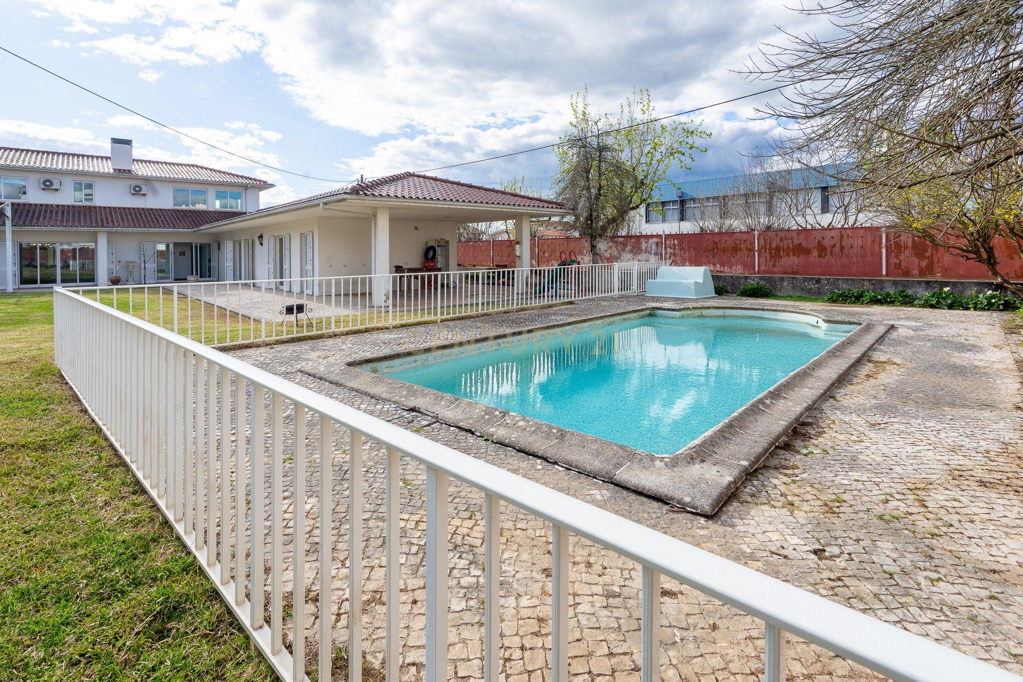 Moradia T5 com varanda coberta,terraço,piscina,jardim,poço,anexo e telheiro numa localização privilegada no centro de Lousã - Image 56