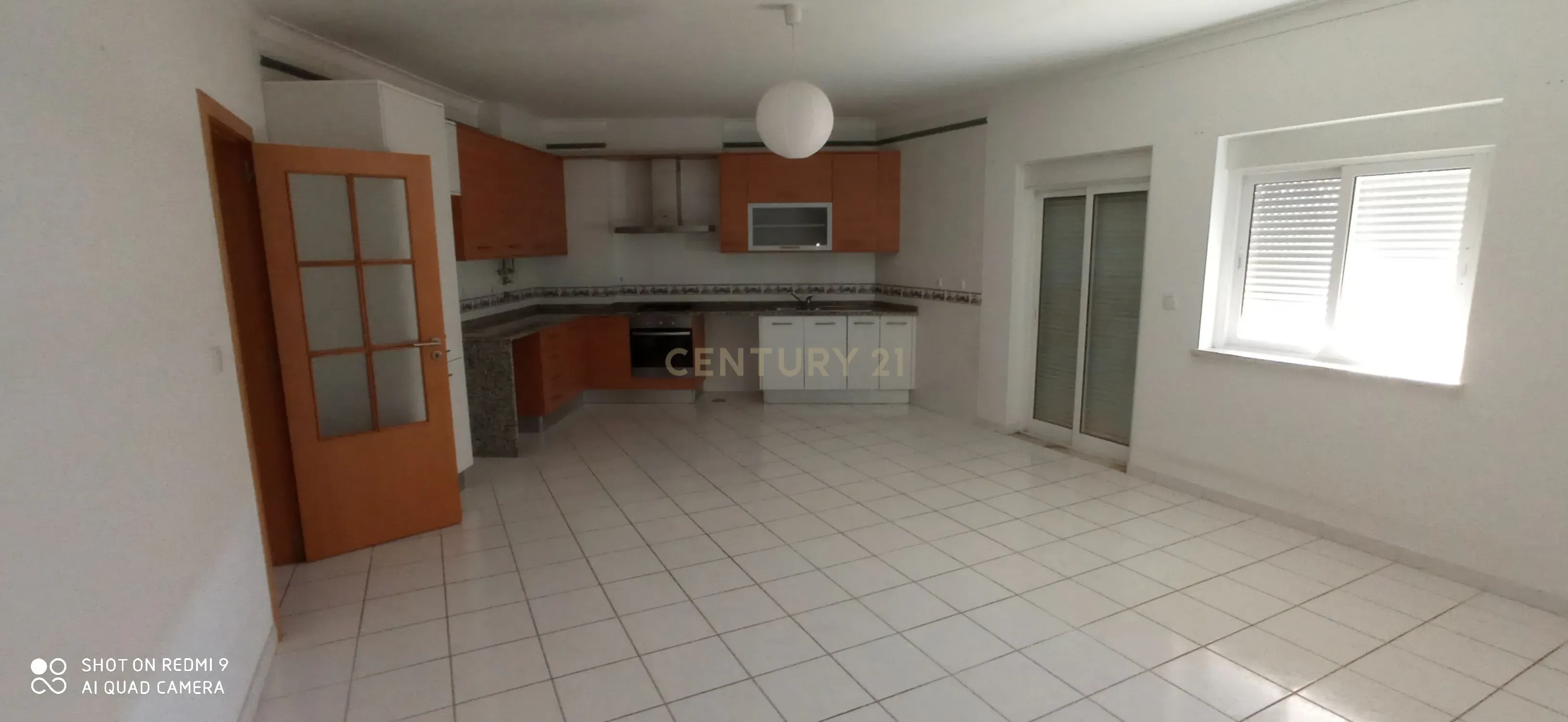 Apartamento T3, com Varanda, Arrecadação e 3 Lugares de estacionamento, no Pinhal Novo - Image 3