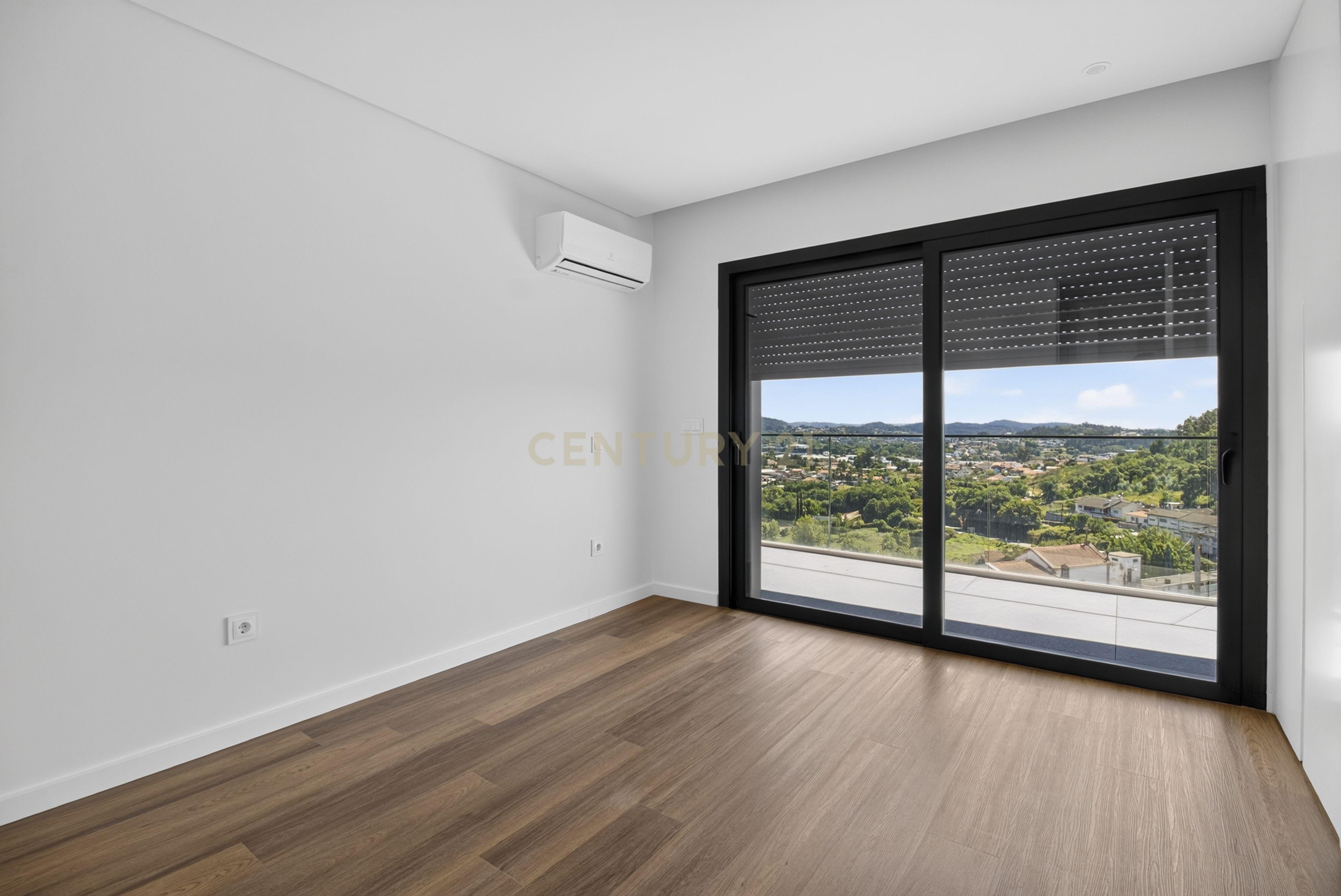 Fotografia 9 de T3 Novo em Ferreiros, Braga | Suíte e 2 Quartos com Closet e Varanda Panorâmica